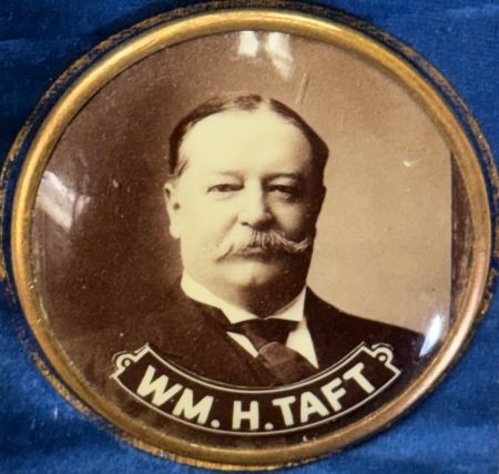 New Store Items 1908 Wm H. TAFT 1 3/4″ SEPIA CELLO MOUNTED ON 2″ x 6″ RNC “VIRGINIA” SILK RIBBON