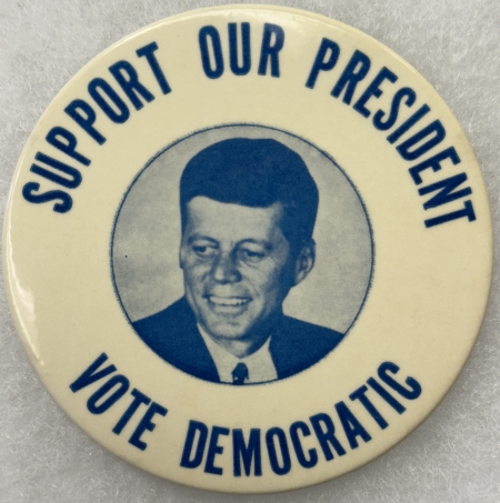 New Store Items 1962 KENNEDY “SUPPORT OUR PRESIDENT-VOTE DEMOCRATIC” 3″ CELLO BUTTON W/ PIC-MINT