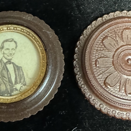 Political SPECTACULAR 1860 LINCOLN 1 3/4″ PHOTO UNDER GLASS, BRASS COLLET-BAKELITE BOX/LID