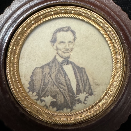 Political SPECTACULAR 1860 LINCOLN 1 3/4″ PHOTO UNDER GLASS, BRASS COLLET-BAKELITE BOX/LID